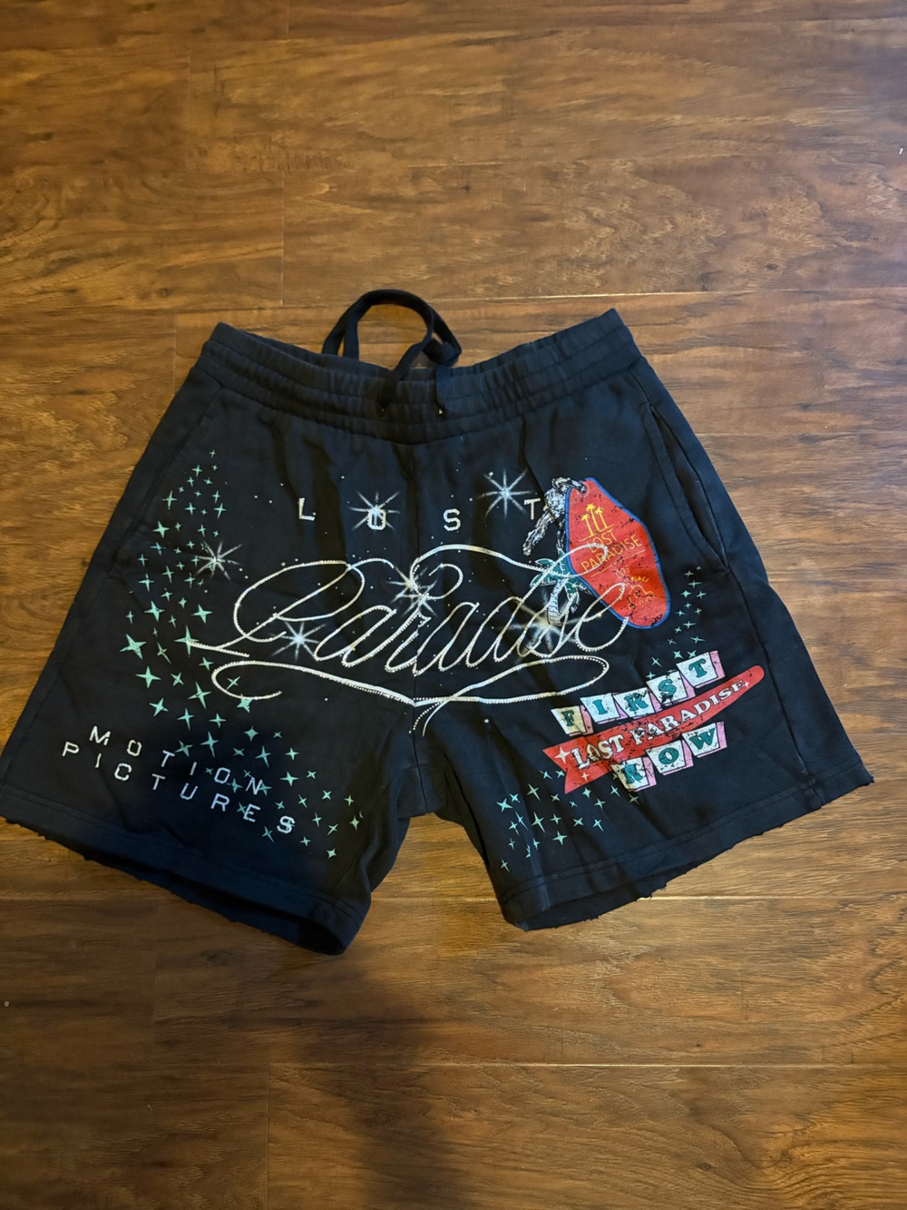 FIRST ROW LOST PARADISE GRAPHIC SHORTS